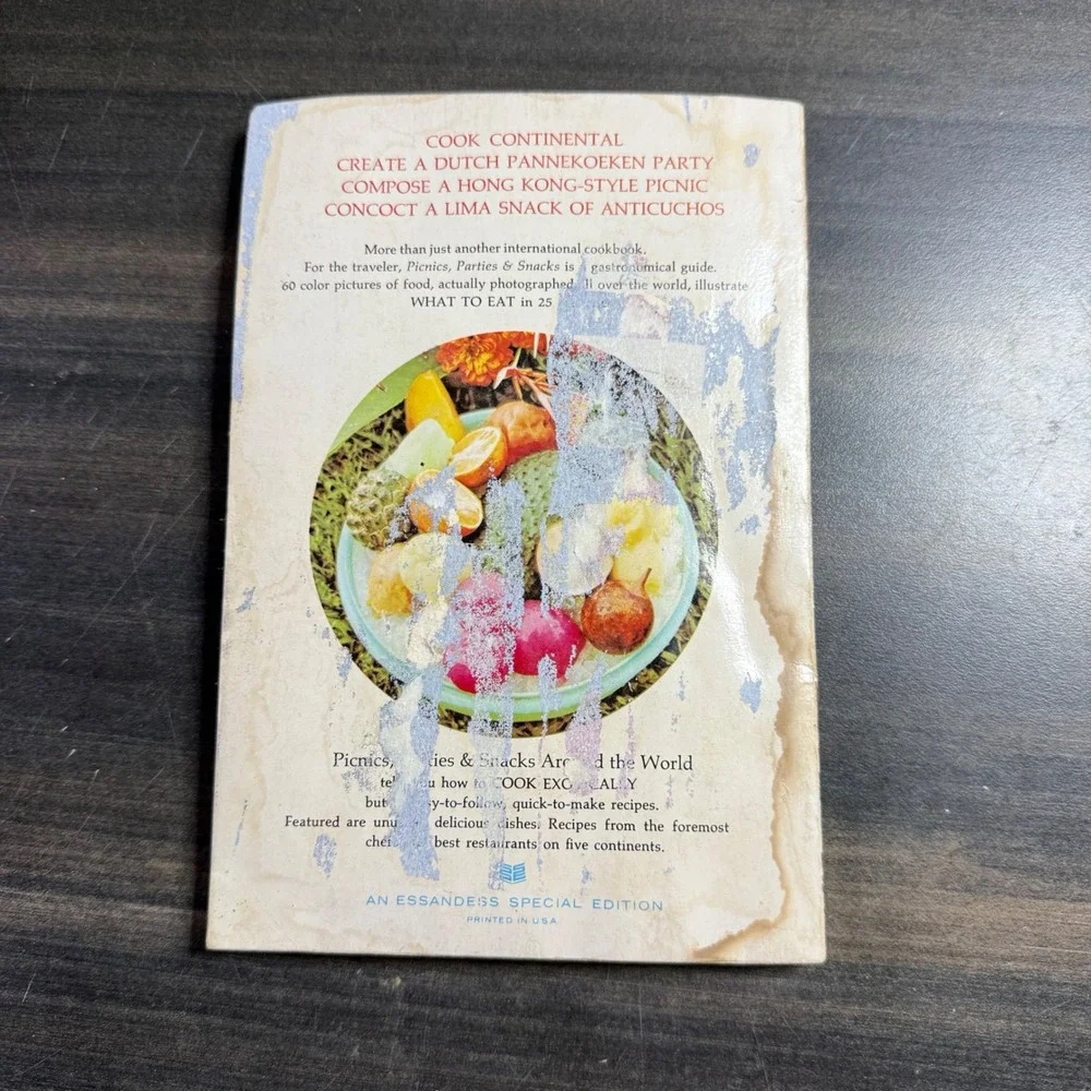 Vintage Tupperware Picnics Parties Snacks Around the World Cookbook Recipes‎